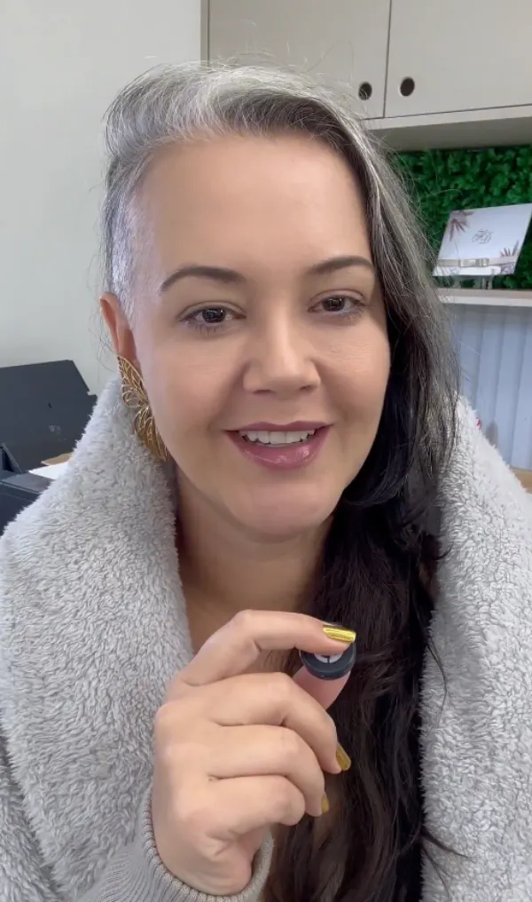 Janaína, especialista em papelaria de casamento